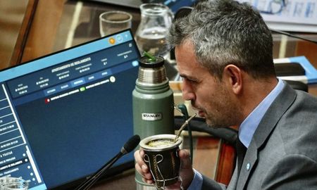 El presidente de la Cámara de Diputados, Martín Menem, adoptó el sistema de distribución proporcional DHont para decidir cuántos lugares les correspondía a cada espacio en las comisiones. El presidente de la Cámara de Diputados, Martín Menem, adoptó el sistema de distribución proporcional DHont para decidir cuántos lugares les correspondía a cada espacio en las comisiones.