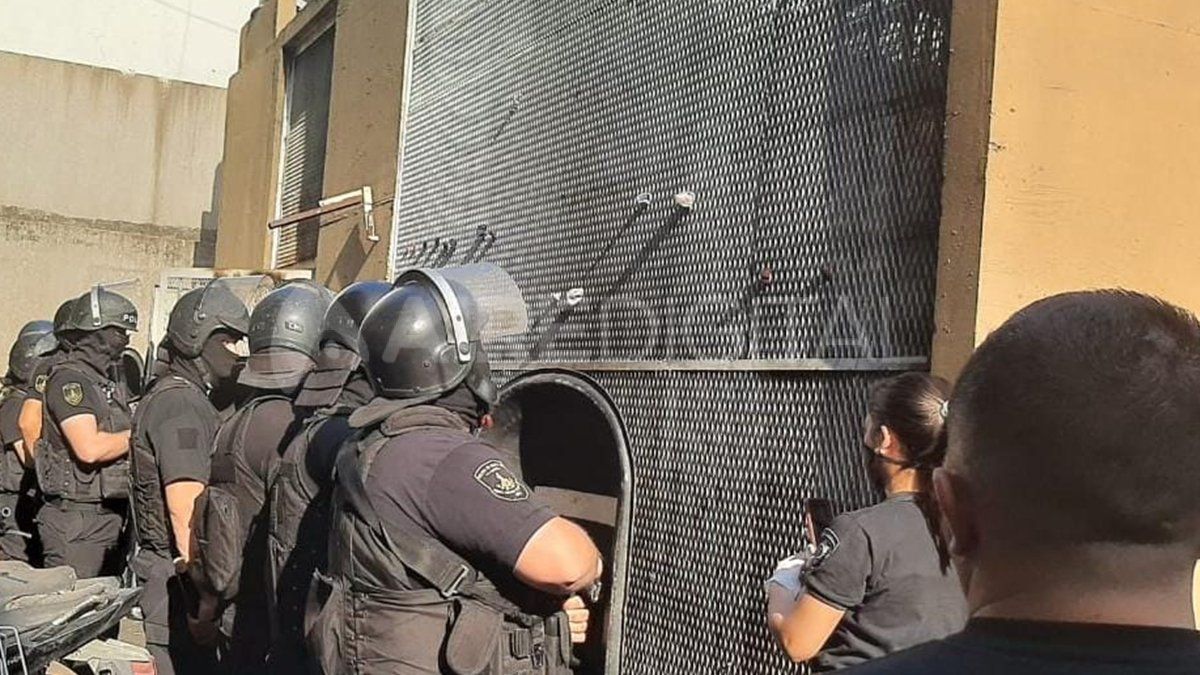 Al ser consultado sobre sus intenciones, el sujeto reconoció que intentó forzar una abertura para que un amigo suyo logre fugarse de la comisaría.