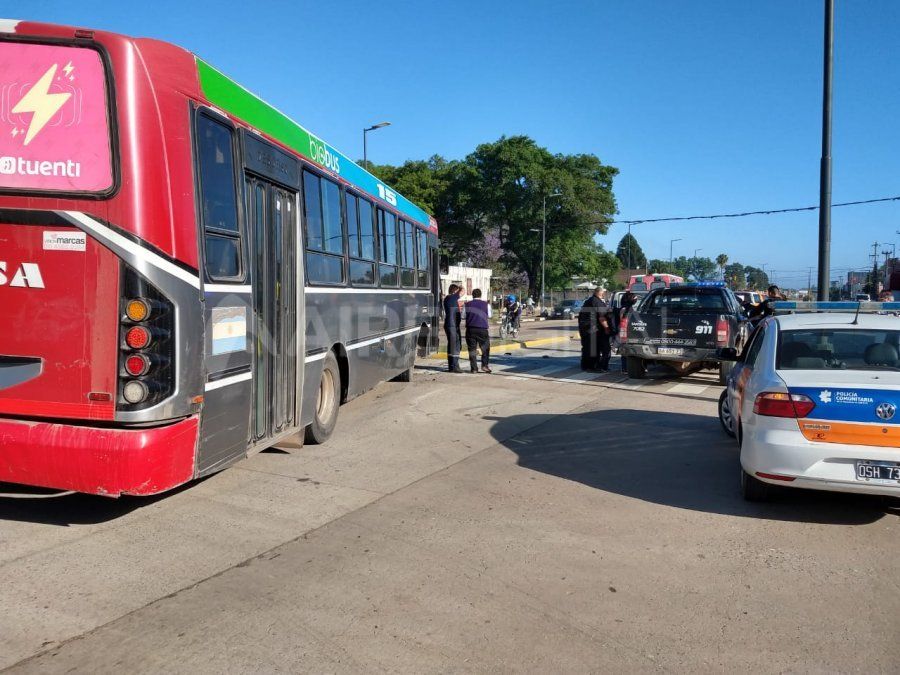 El chofer del taxi dobl&oacute; y choc&oacute; la parte de adelante del colectivo