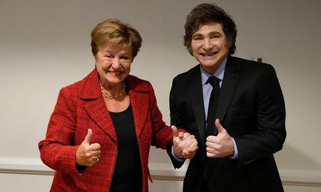 El presidente Javier Milei y la representante del Fondo Monetario Internacional (FMI), Kristalina Georgieva, concretaron una reunión que mantuvieron en Washington. El presidente Javier Milei y la representante del Fondo Monetario Internacional (FMI), Kristalina Georgieva, concretaron una reunión que mantuvieron en Washington.