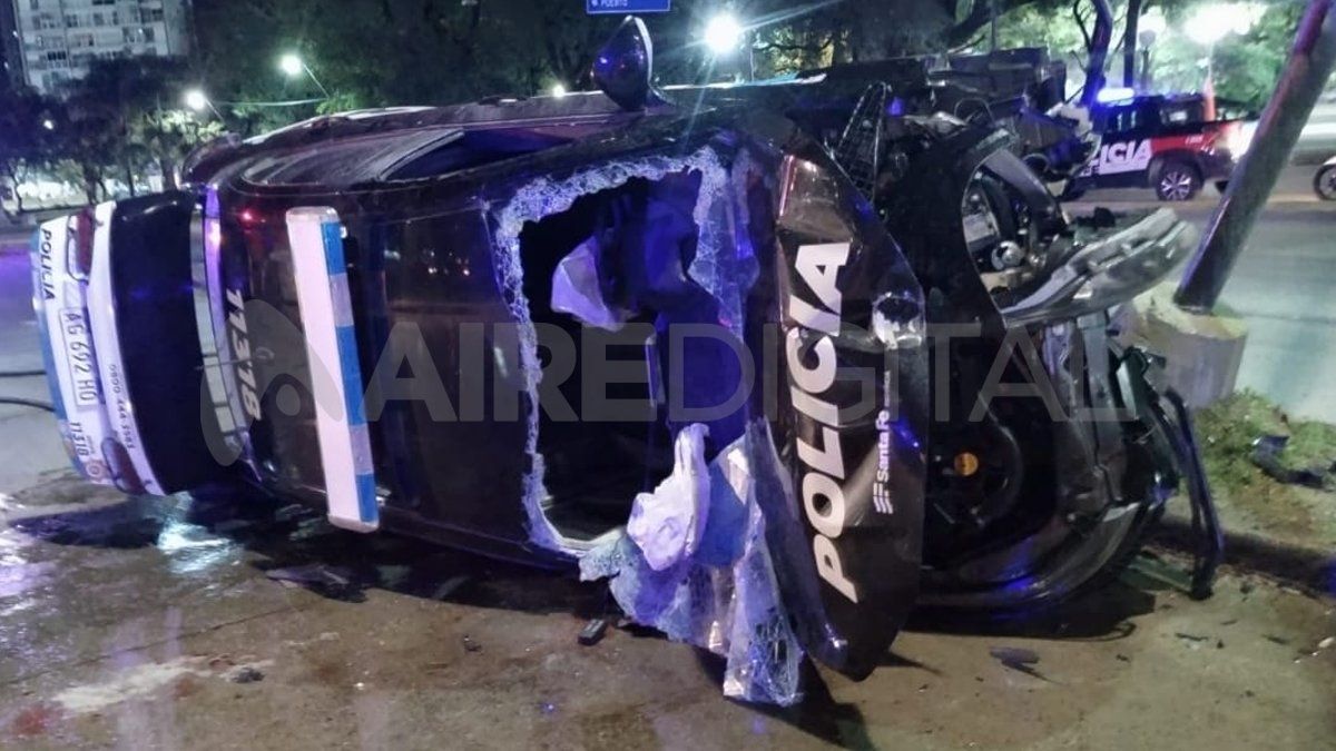 Así quedó el patrullero que volcó en avenida Alem en plena persecución policial.