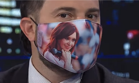 Diego Brancatelli lució un tapaboca con el rostro de Cristina Kirchner: Inhalás amor y te protege Diego Brancatelli lució un tapaboca con el rostro de Cristina Kirchner: Inhalás amor y te protege