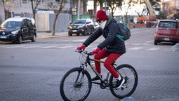 El especialista advirtió que este sábado continuarán las fuertes ráfagas de viento y que recién por la noche perderán intensidad.