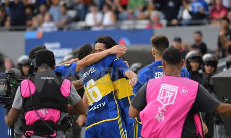Los uruguayos Cavani y Merentiel festejan uno de los goles de Boca ante River. Los uruguayos Cavani y Merentiel festejan uno de los goles de Boca ante River.
