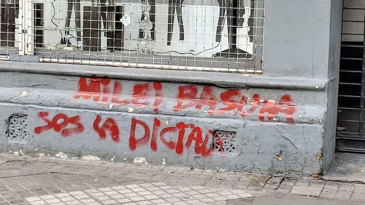 En la ciudad de Rosario aparecieron este martes por la mañana pintadas en contra de Javier Milei y Victoria Villarruel. En la ciudad de Rosario aparecieron este martes por la mañana pintadas en contra de Javier Milei y Victoria Villarruel.