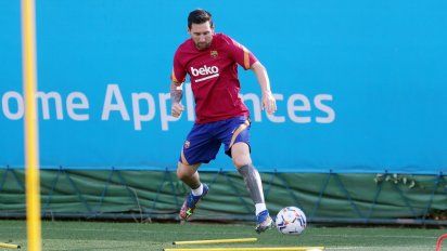 Messi se presentó a entrenar y ya se prepara para seguir jugando en Barcelona