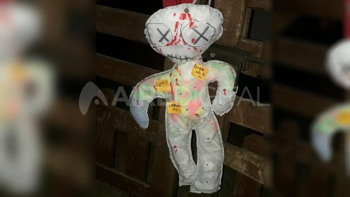 El muñeco blanco estaba colgado en la tranquera. Tenía manchas de sangre