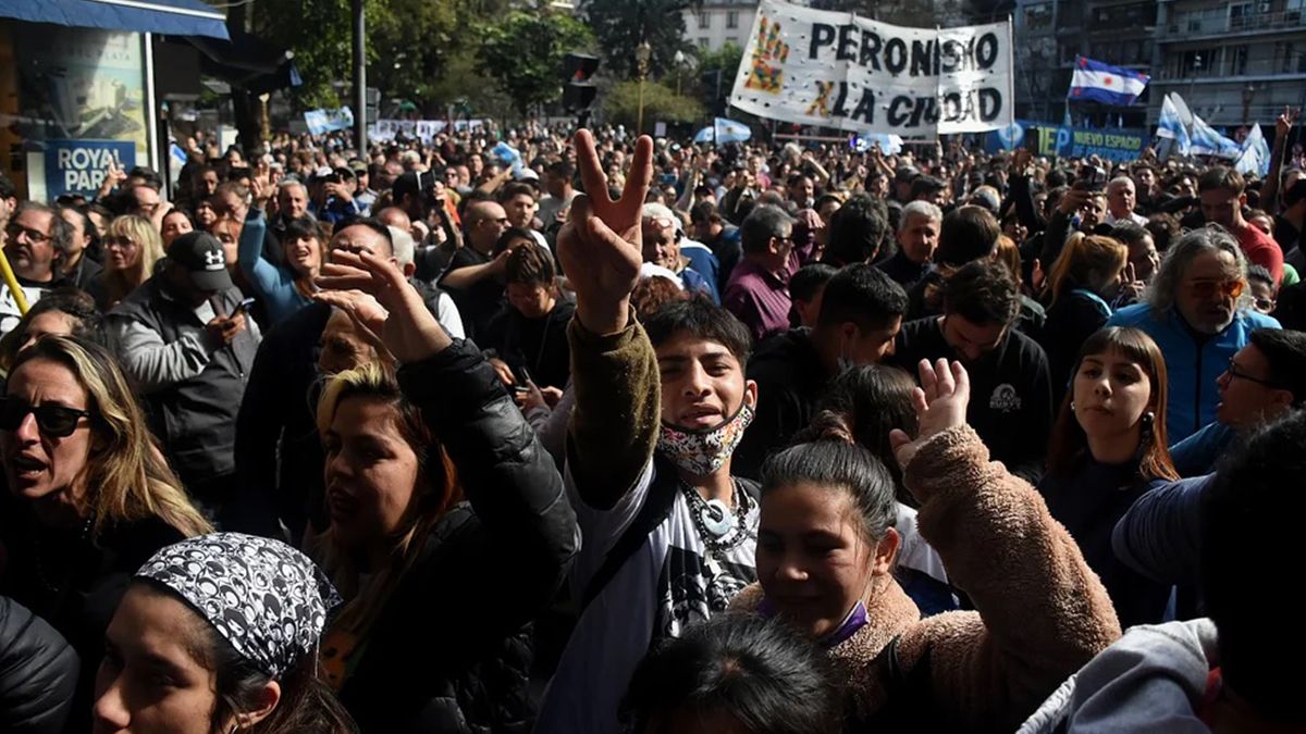Cinco policías resultaron heridos y cuatro personas fueron detenidas este sábado por la tarde durante los incidentes ocurridos en las inmediaciones de la casa de Cristina Kirchner.