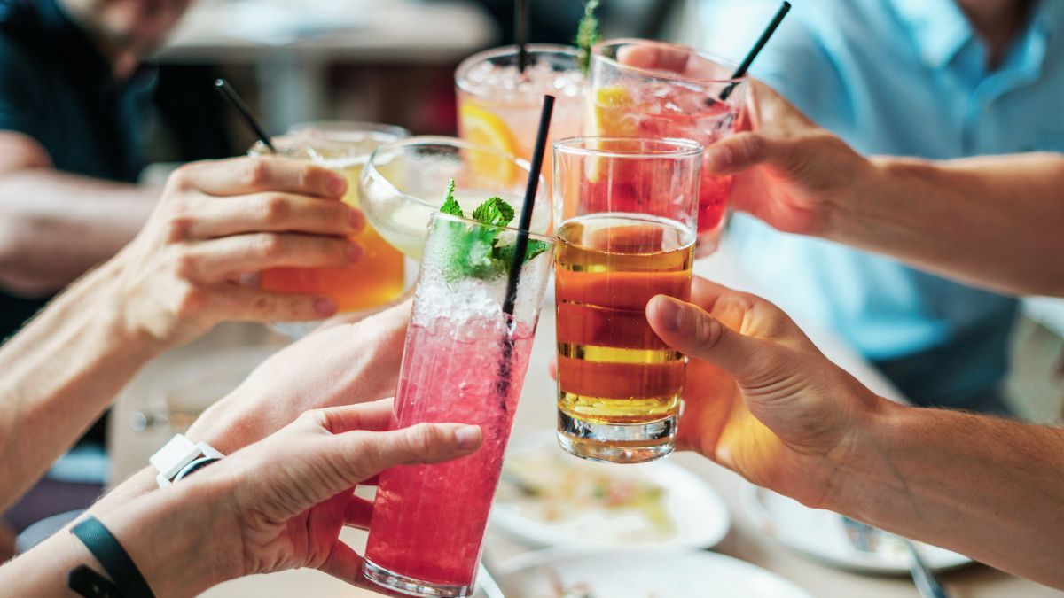 Los refrescos, jugos y bebidas energéticas están llenos de azúcar y calorías. Los refrescos, jugos y bebidas energéticas están llenos de azúcar y calorías.