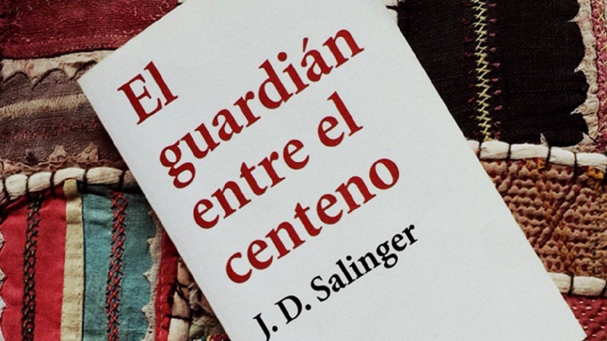 El guardián entre el centeno fue escrito por J.D. Salinger y publicado en 1951.