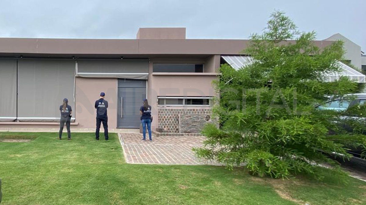 La vinculaci&oacute;n de Oscar Larrauri, expiloto de F&oacute;rmula 1, con esta causa trascendi&oacute; cuando se realizaron allanamientos en el country en el que vive.