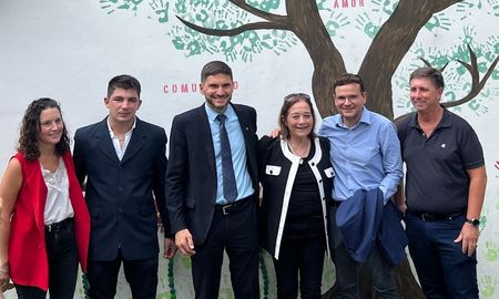 El gobernador Maximiliano Pullaro junto a autoridades locales poco antes del inicio del acto oficial en Las Tunas. El gobernador Maximiliano Pullaro junto a autoridades locales poco antes del inicio del acto oficial en Las Tunas.