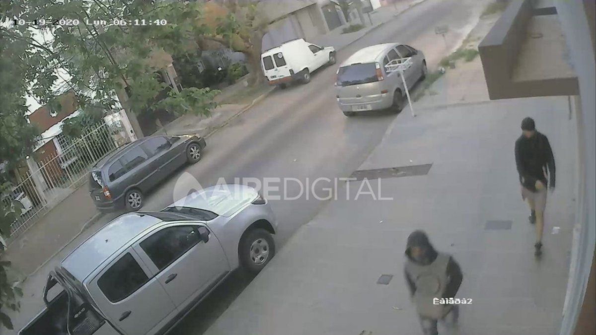 Los ladrones en otra de las imágenes que captaron las cámara de seguridad.