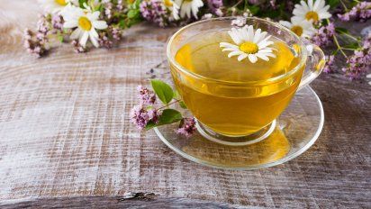 Combate el insomnio y el estrés con té de manzanilla antes de dormir