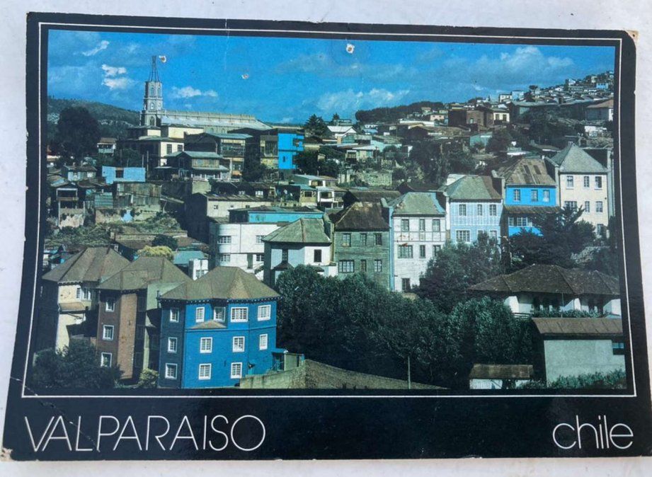 Postal enviada desde Chile llega a su destinatario en Inglaterra después de 30 años.