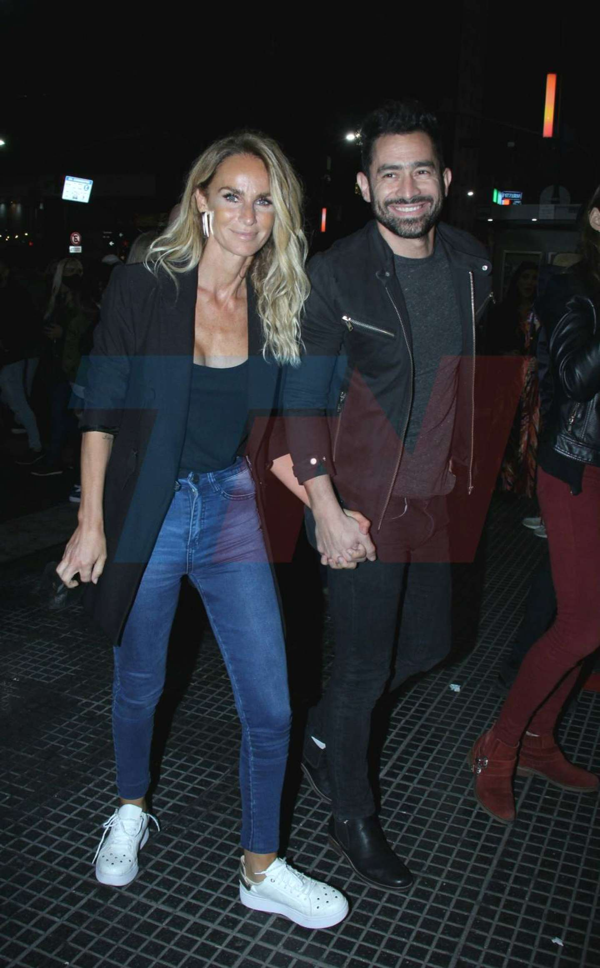 Sabrina Rojas y el Tucu L&oacute;pez, cari&ntilde;osos en la noche porte&ntilde;a.
