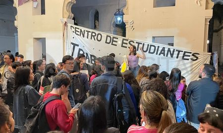 Estudiantes, docentes y no docentes de la Facultad de Ciencias Jurídicas y Sociales definieron una toma y una vigilia hasta este jueves. Estudiantes, docentes y no docentes de la Facultad de Ciencias Jurídicas y Sociales definieron una toma y una vigilia hasta este jueves.