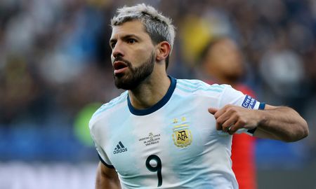 Sergio Kun Agüero está en duda para viajar con la Selección Argentina luego de dar positivo en el test rápido de coronavirus, pero negativo en el PCR. Sergio Kun Agüero está en duda para viajar con la Selección Argentina luego de dar positivo en el test rápido de coronavirus, pero negativo en el PCR.