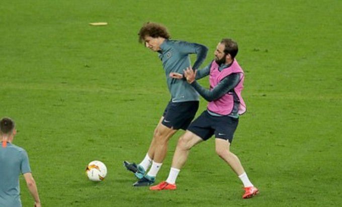 El Pipita Higuaín y David Luiz se pelearon a horas de la final de la Europa League
