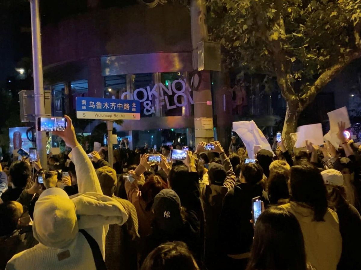 Estudiantes universitarios salen a las calles en protesta contra política “Cero COVID” en China.
