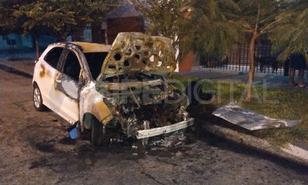 Quemaron un auto en el barrio Barranquitas Quemaron un auto en el barrio Barranquitas
