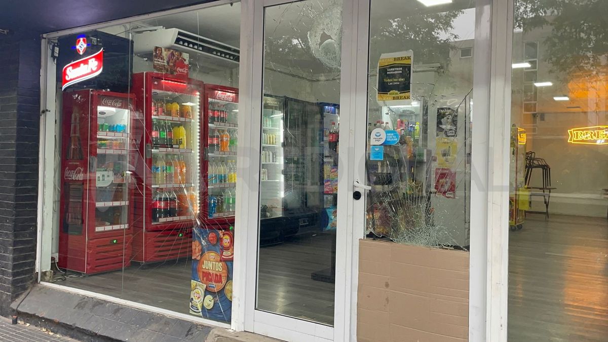 La policía intervino y se llevó a los tres jóvenes detenidos. La policía intervino y se llevó a los tres jóvenes detenidos.