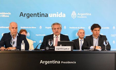 Alberto Fernández encabeza la conferencia de prensa acompañado por Horacio Rodríguez Larreta y Axel Kicillof. Alberto Fernández encabeza la conferencia de prensa acompañado por Horacio Rodríguez Larreta y Axel Kicillof.