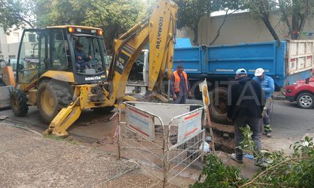 El socavón se formó en calle 4 de Enero al 1200 en la ciudad de Santa Fe. El socavón se formó en calle 4 de Enero al 1200 en la ciudad de Santa Fe.