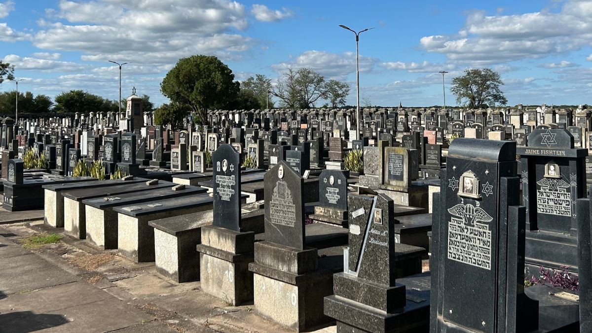 La disposición de las tumbas en el cementerio local responde a un mandato religioso milenario que conecta simbólicamente al pueblo con Jerusalén. La disposición de las tumbas en el cementerio local responde a un mandato religioso milenario que conecta simbólicamente al pueblo con Jerusalén.