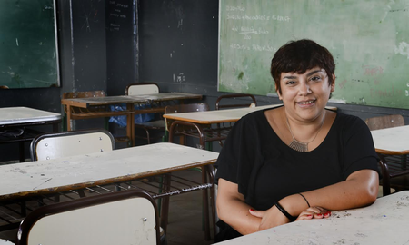 Una directora entregó casa por casa los diplomas de quinto año a los alumnos Una directora entregó casa por casa los diplomas de quinto año a los alumnos