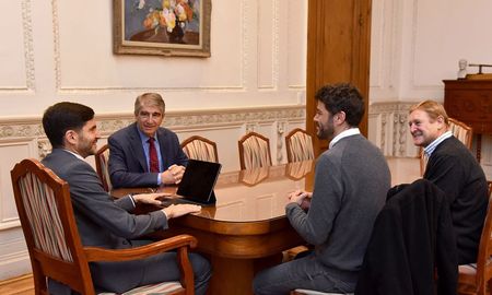 La primera reunión del gobernador Pullaro fue con Juan Monteverde, convencional electo por Más para Santa Fe, y el presidente del PJ Guillermo Cornaglia. La primera reunión del gobernador Pullaro fue con Juan Monteverde, convencional electo por Más para Santa Fe, y el presidente del PJ Guillermo Cornaglia.