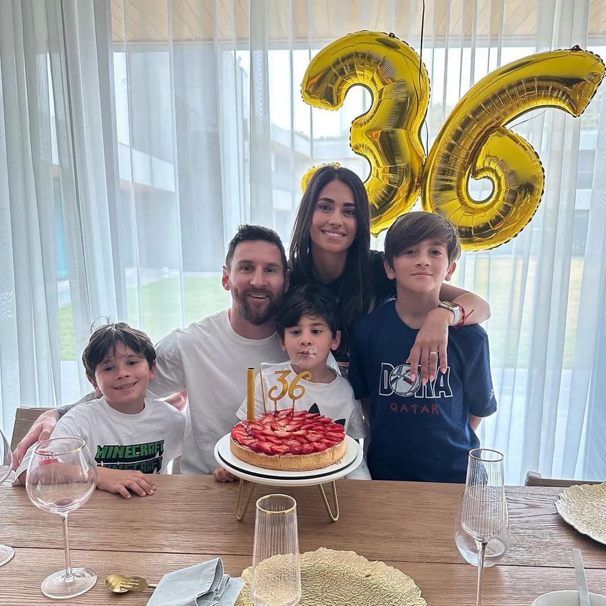 Lionel Messi festejando su cumpleaños junto a su familia. Lionel Messi festejando su cumpleaños junto a su familia. 