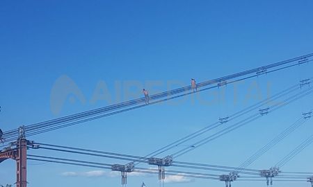 Los festejos en el Puente Colgante tuvieron la particularidad de que hubo personas que se subieron a los cables de acero. ¿Una de ellas estaba desnuda? Los festejos en el Puente Colgante tuvieron la particularidad de que hubo personas que se subieron a los cables de acero. ¿Una de ellas estaba desnuda?