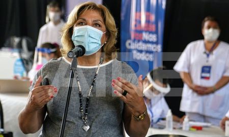 La ministra de Salud de Santa Fe, Sonia Martorano, volvió a desmentir que el gobernador y su familia se hayan vacunado contra el covid. La ministra de Salud de Santa Fe, Sonia Martorano, volvió a desmentir que el gobernador y su familia se hayan vacunado contra el covid.