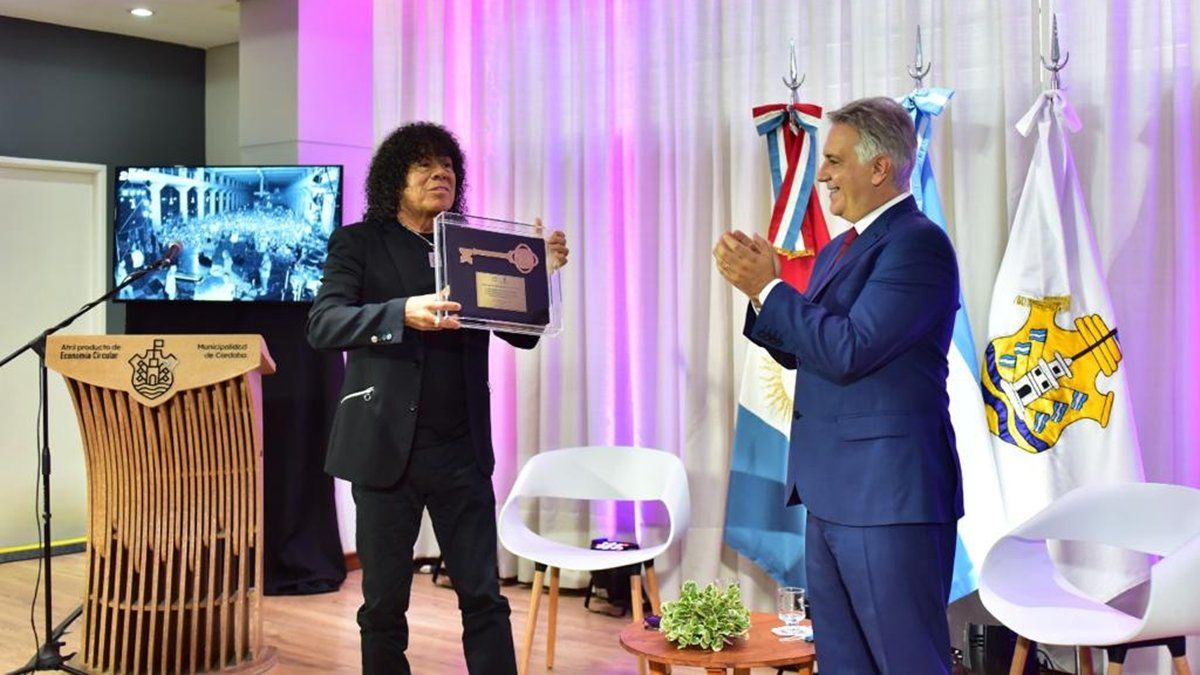 El músico cuartetero Carlos La Mona Jiménez recibió esta tarde la Llave de Córdoba.