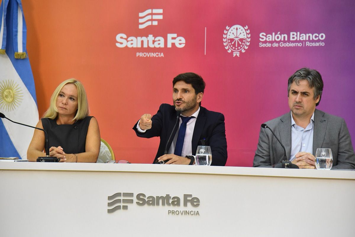 El Gobernador Maximiliano Pullaro, junto a la Fiscal General del Ministerio Público de la Acusación, María Cecilia Vranicich y el Ministro de Seguridad, Pablo Cococcioni. 