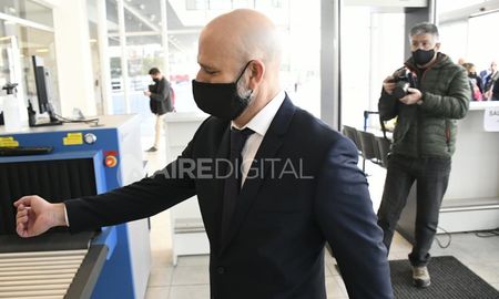 Patricio Serjal ingresa al Centro de Justicia Penal, donde será imputado. Estiman que el funcionario judicial pedía una suma de 10 mil dólares para no investigar. Patricio Serjal ingresa al Centro de Justicia Penal, donde será imputado. Estiman que el funcionario judicial pedía una suma de 10 mil dólares para no investigar.