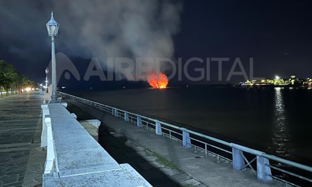 El incendio se produjo en medio de la Laguna Setúbal y por el momento se desconocen las causas. El incendio se produjo en medio de la Laguna Setúbal y por el momento se desconocen las causas.