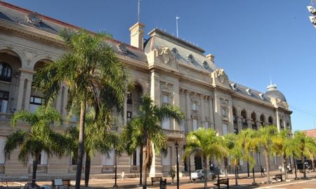 Las reuniones con los representantes de los trabajadores se darán luego de que los ministros Bastía (Gobierno) y Olivares (Economía) dieran cuenta de los niveles de ingresos de Santa Fe en el mes de abril. Las reuniones con los representantes de los trabajadores se darán luego de que los ministros Bastía (Gobierno) y Olivares (Economía) dieran cuenta de los niveles de ingresos de Santa Fe en el mes de abril.