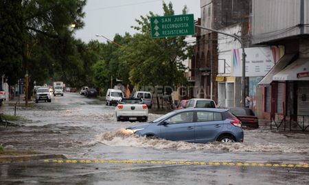 En varias esquinas de la ciudad de Santa Fe se formaron lagunas por la caída de mucha agua en un tiempo corto. En varias esquinas de la ciudad de Santa Fe se formaron lagunas por la caída de mucha agua en un tiempo corto.