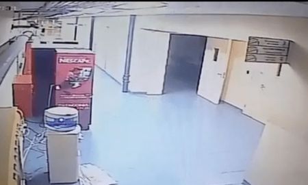 Puerta fantasma se abre de par en par cada madrugada en una fábrica: Puerta fantasma se abre de par en par cada madrugada en una fábrica: