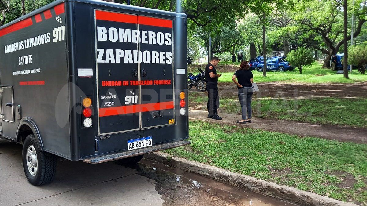 Durante el mediodía del domingo la policía rastrilló la zona en donde fueron hallados los pedazos de cuerpos humanos. Durante el mediodía del domingo la policía rastrilló la zona en donde fueron hallados los pedazos de cuerpos humanos.