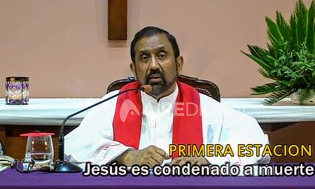 El padre Ignacio también pidió a los fieles que se queden en casa para luchar contra la pandemia del coronavirus. El padre Ignacio también pidió a los fieles que se queden en casa para luchar contra la pandemia del coronavirus.
