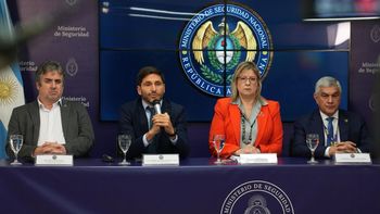 El gobernador Maximiliano Pullaro y la ministra de Seguridad de la Nación, Alejandra Monteoliva, señalaron que el hecho no respondió a bullying ni a un trastorno individual, sino a la influencia de comunidades virtuales que promueven la violencia.