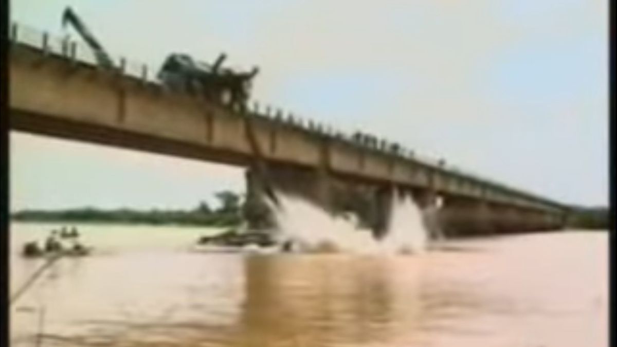 Al intentar sacar el colectivo del fondo del río Colastiné, una grua cayó al agua. Al intentar sacar el colectivo del fondo del río Colastiné, una grua cayó al agua.