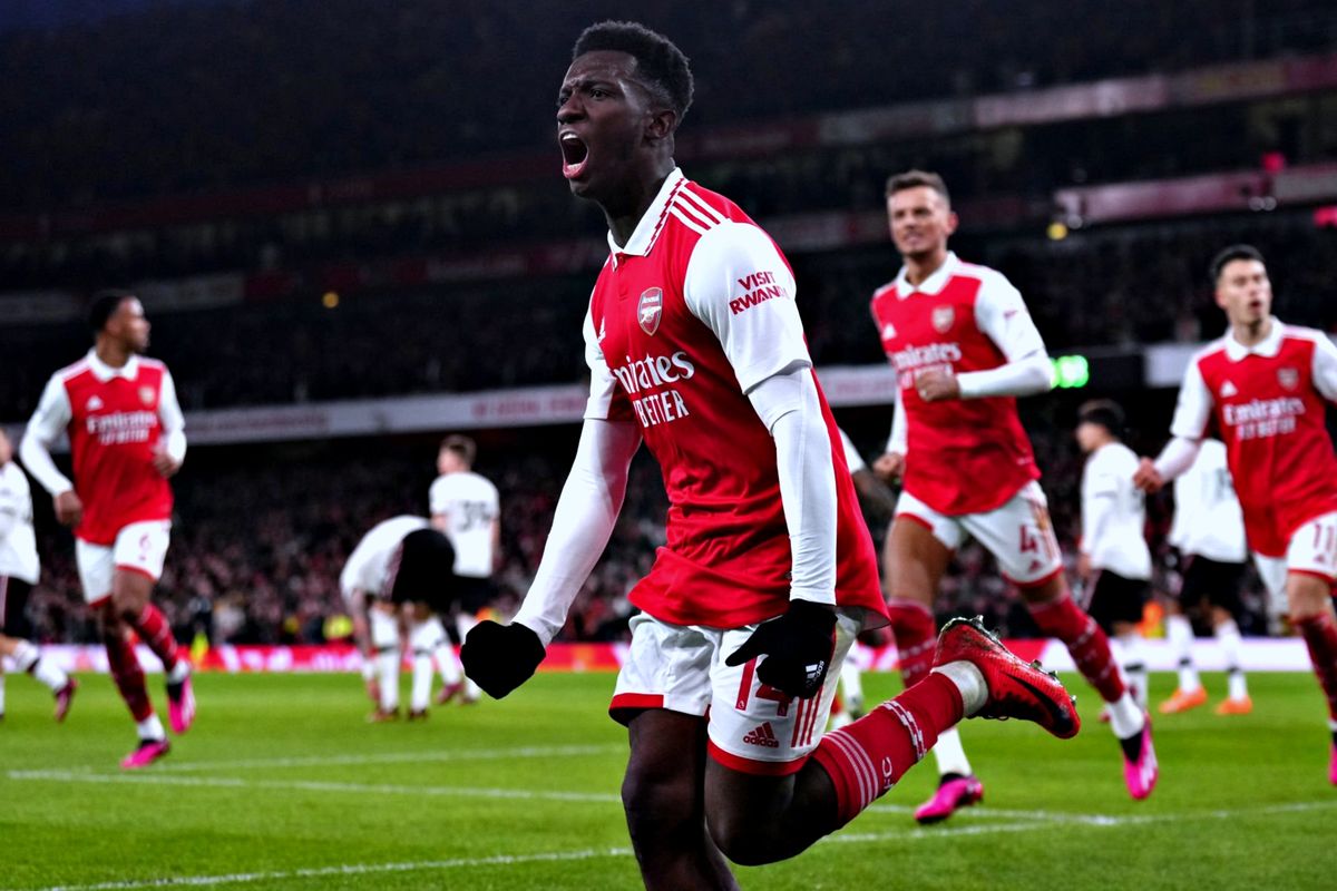 Eddie Nketiah anotó un doblete para que Arsenal se imponga sobre Manchester United y mantenga la distancia sobre Manchester City, su inmediato perseguidor en la tabla de la Premier League.