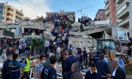 Al menos 22 muertos y cerca de 800 heridos provocó un sismo que afectó a Turquía y Grecia. Al menos 22 muertos y cerca de 800 heridos provocó un sismo que afectó a Turquía y Grecia.