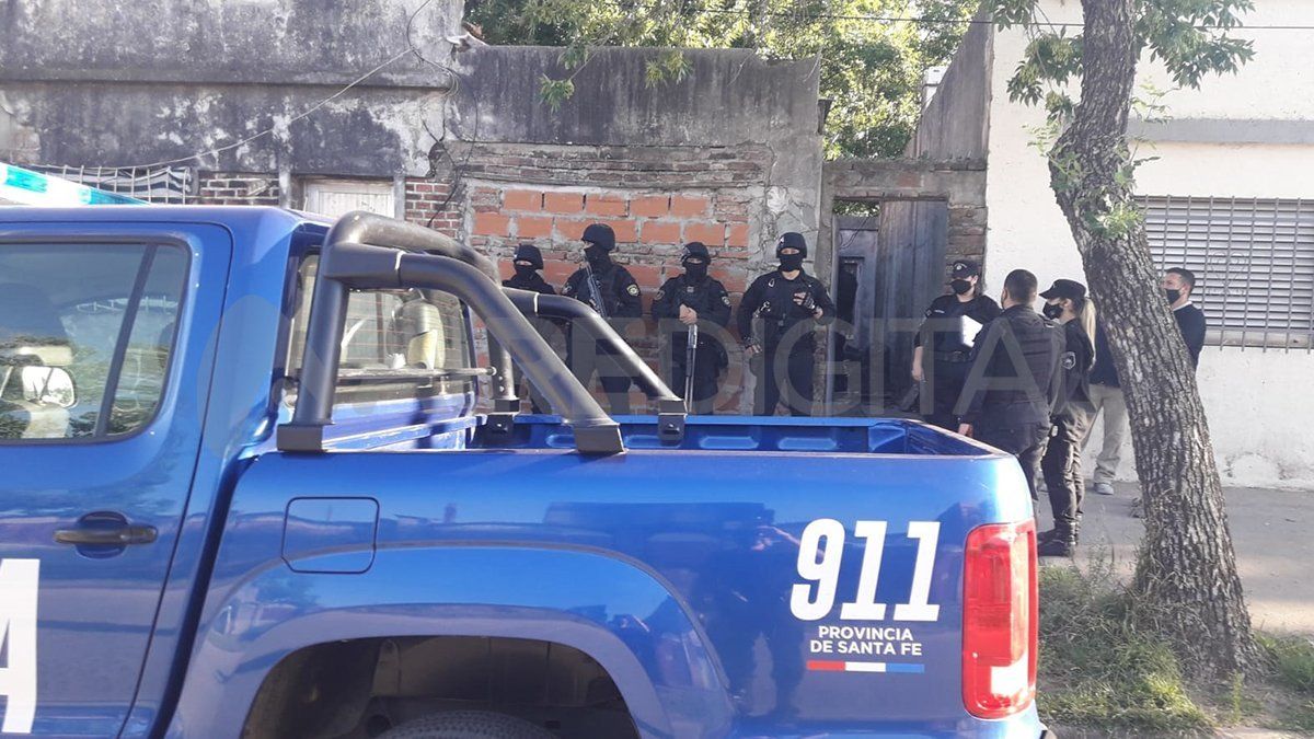 Personal policial inspeccionó y trató de encontrar elementos posiblemente vinculados al robo. 