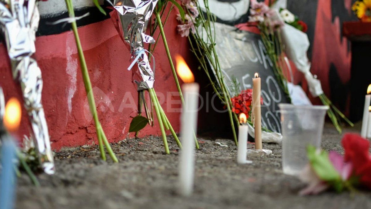 “Gracias Diego”, “El más grande”, “Diego, Diego, Diego: simplemente gracias”, dicen los carteles que van pegando en la puerta del Coloso, padres de la mano con sus hijos, con una angustia visible que duplica el tamaño del estadio.