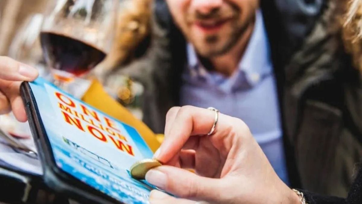 Pinchó una goma, paró en estación de servicio, compró billete de lotería y se hizo millonario